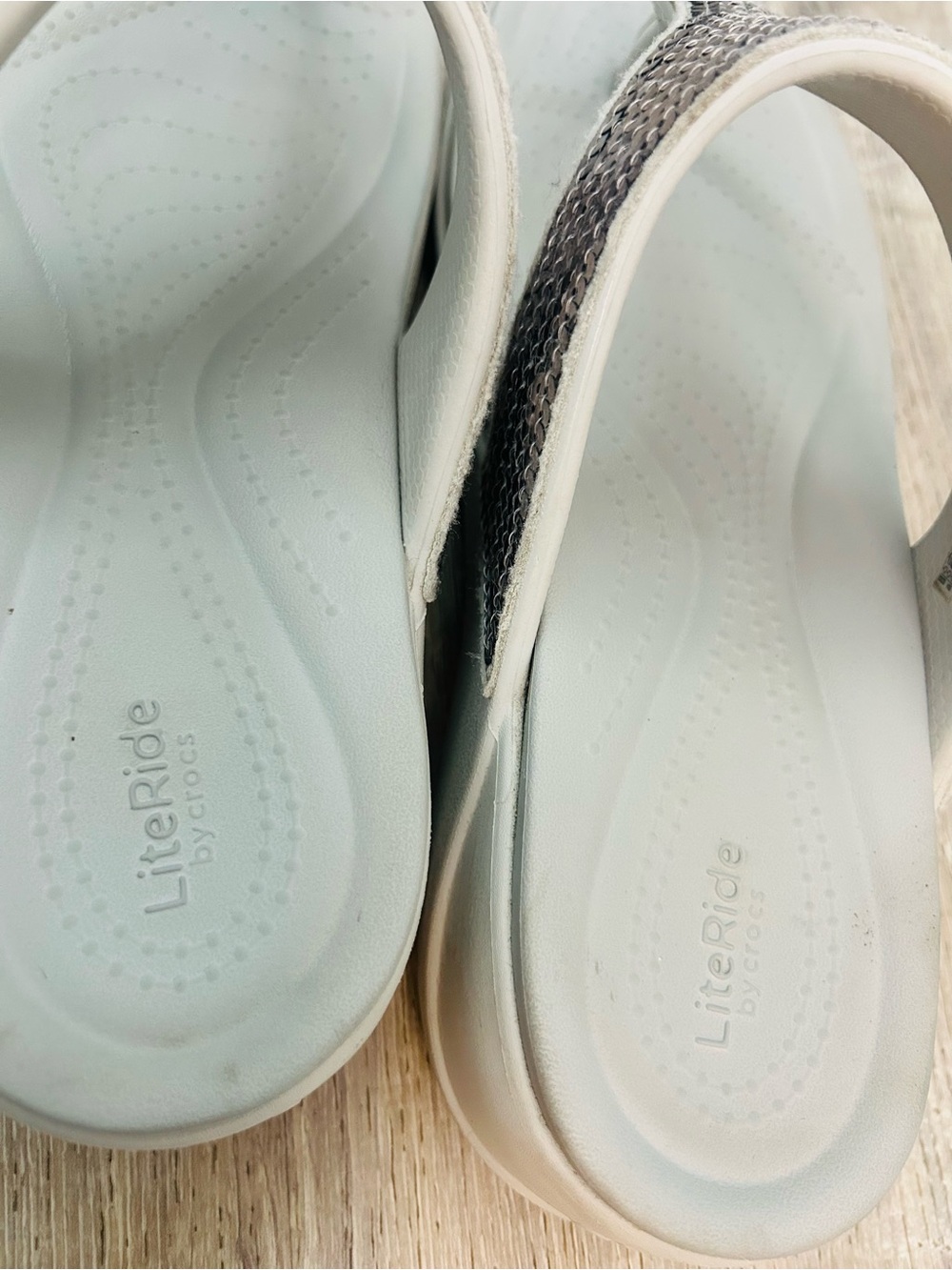 LiteRide by Crocs Silver Sequin Thong Sandals for Women - Light Gray Footbed 11 - Picture 5 of 6
